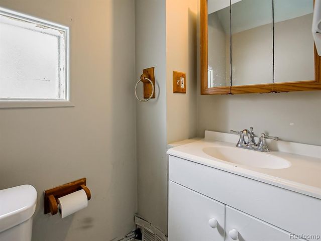 25323 Orchard Lake Road, Farmington, MI 48336