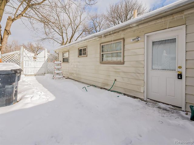 25323 Orchard Lake Road, Farmington, MI 48336