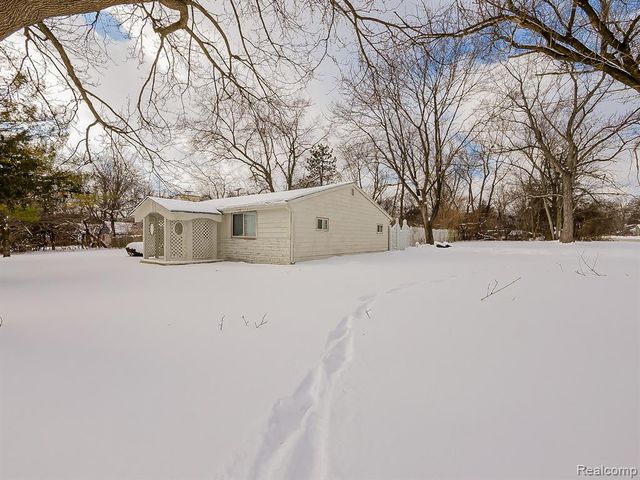 25323 Orchard Lake Road, Farmington, MI 48336