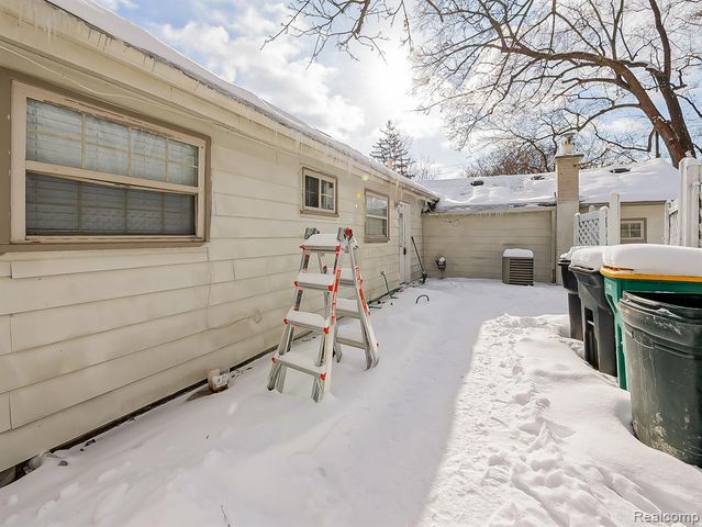 25323 Orchard Lake Road, Farmington, MI 48336