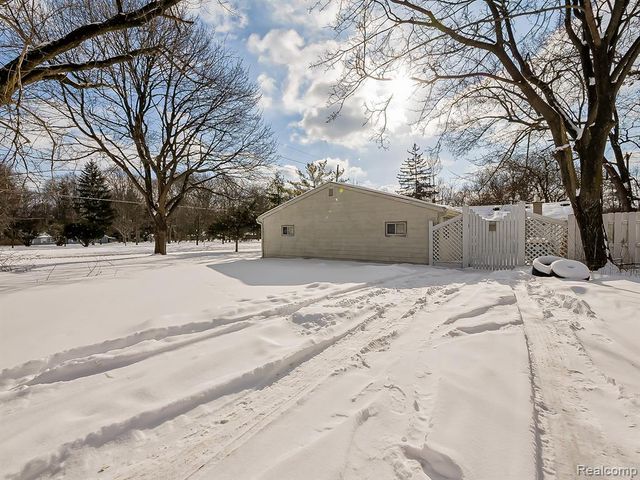 25323 Orchard Lake Road, Farmington, MI 48336