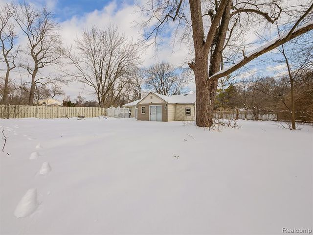 25323 Orchard Lake Road, Farmington, MI 48336