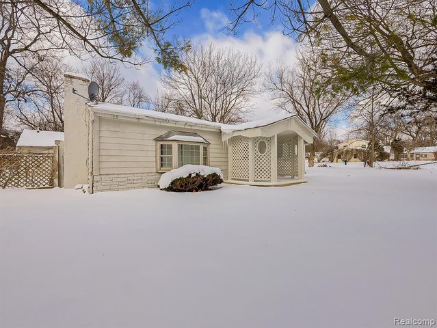 25323 Orchard Lake Road, Farmington, MI 48336