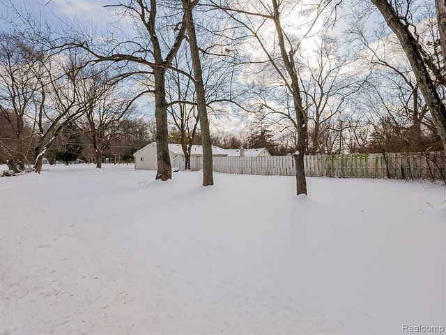 25323 Orchard Lake Road, Farmington, MI 48336