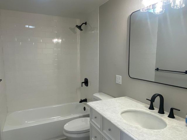 93 Oakwood Avenue, Edgerton, WI 53534