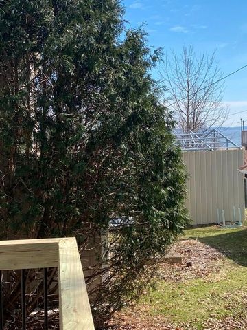 93 Oakwood Avenue, Edgerton, WI 53534