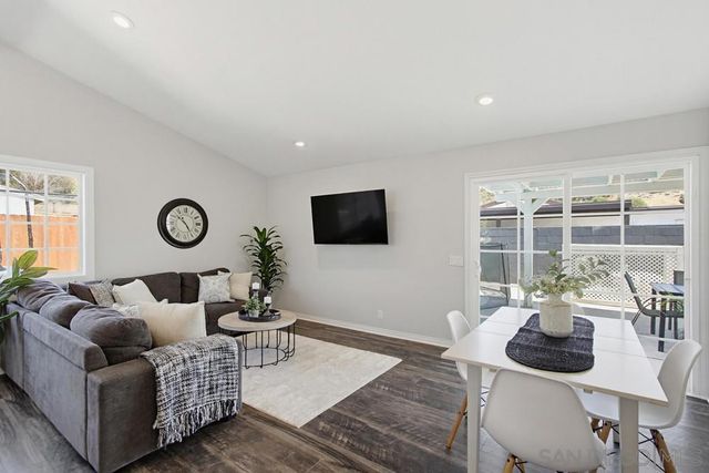 320 James St, Escondido, CA 92027