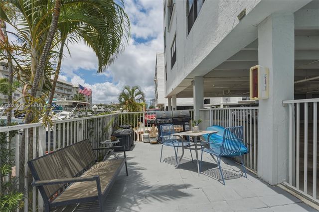 3702 NE 171st St 17, North Miami Beach, FL 33160