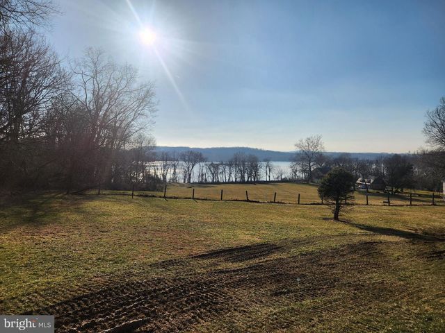 290 LOCUST GROVE RD, Bainbridge, PA 17502