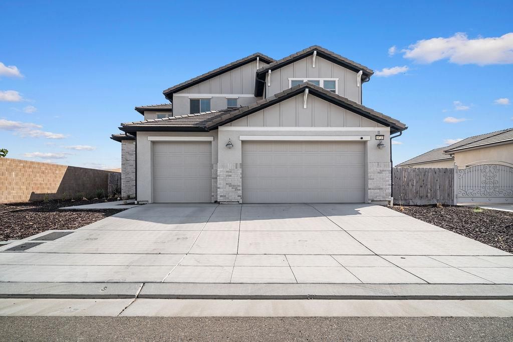 Image 1 of property listing at 19733 Desert Willow Lane, Friant, CA 93626