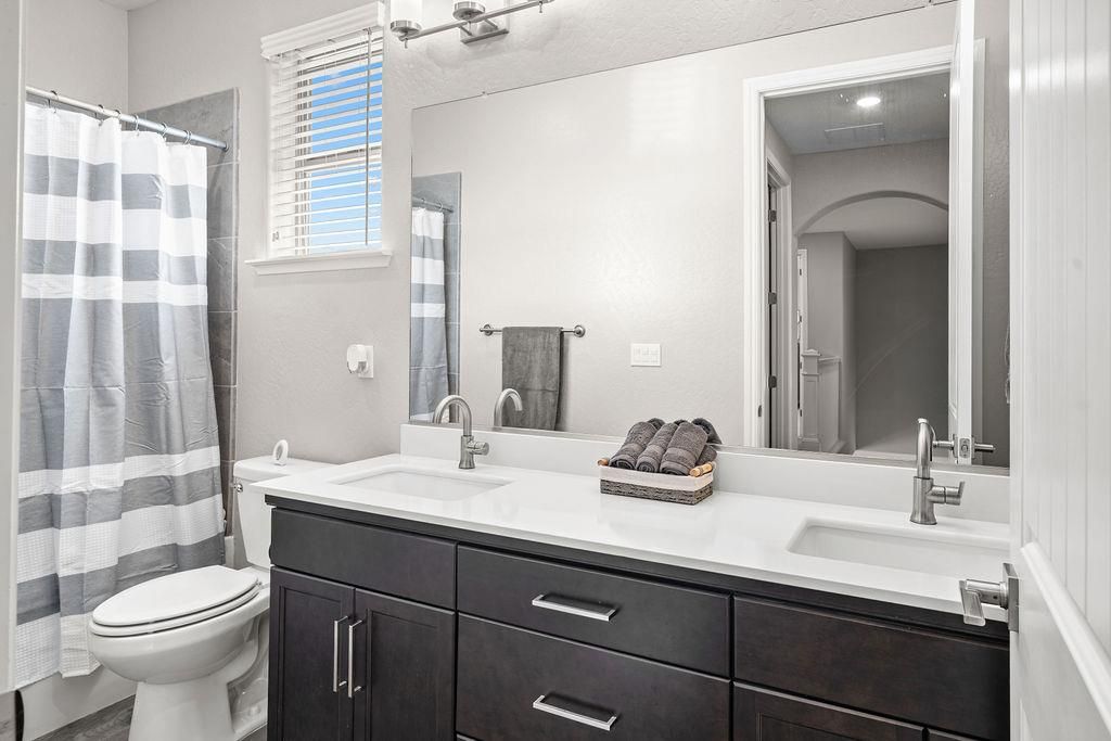 Image 33 of property listing at 19733 Desert Willow Lane, Friant, CA 93626