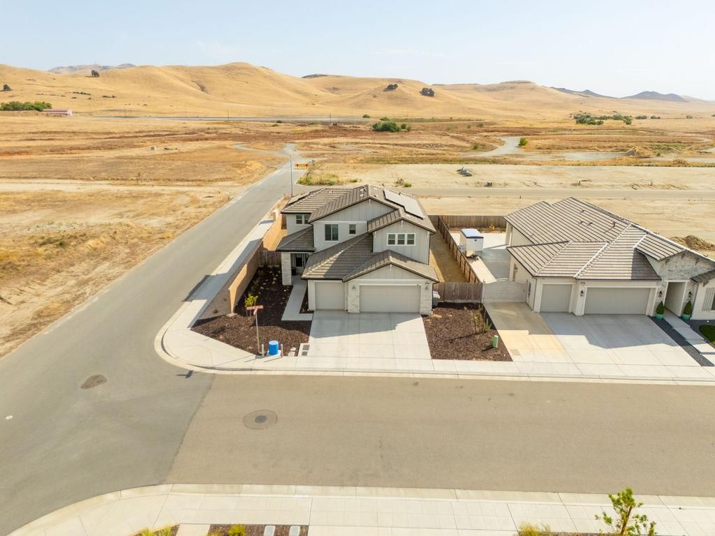 Image 5 of property listing at 19733 Desert Willow Lane, Friant, CA 93626