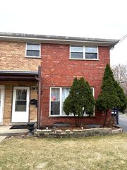 210 Linn Court D, North Aurora, IL 60542