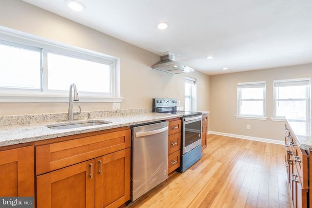 329 HILLCREST AVE, Conshohocken, PA 19428