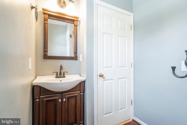 329 HILLCREST AVE, Conshohocken, PA 19428