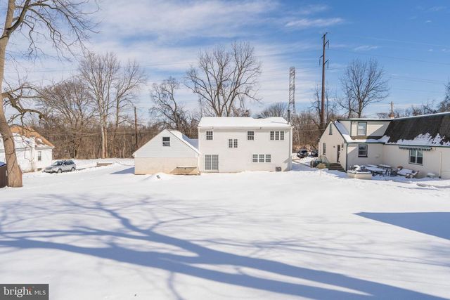 329 HILLCREST AVE, Conshohocken, PA 19428