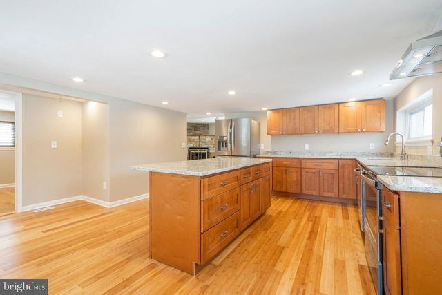 329 HILLCREST AVE, Conshohocken, PA 19428