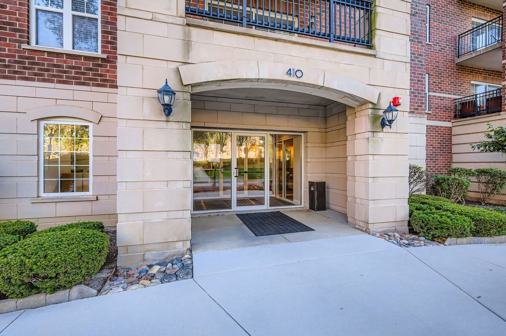 410 W Mahogany Court 309, Palatine, IL 60067