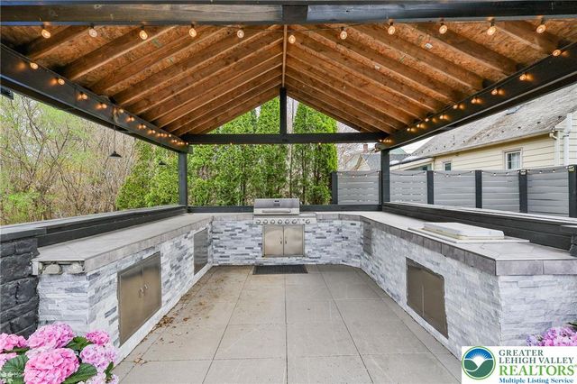 216 Young Road, Bushkill Twp, PA 18064