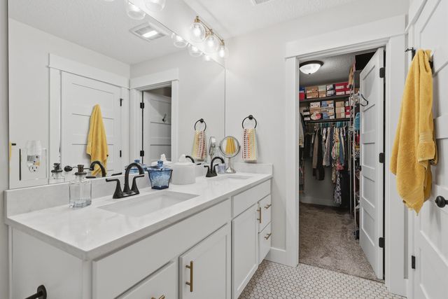 670 Holmes Street, Bettendorf, IA 52772