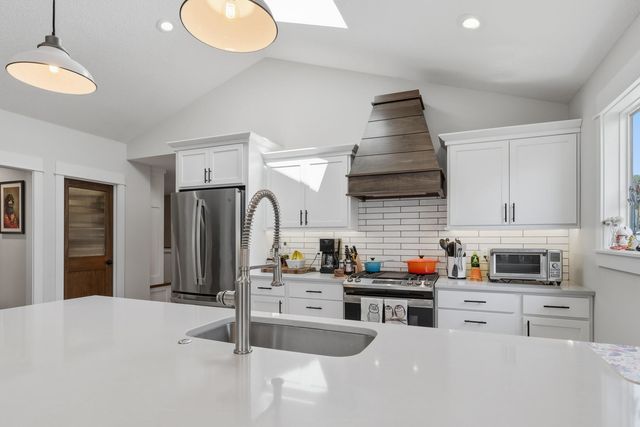 670 Holmes Street, Bettendorf, IA 52772