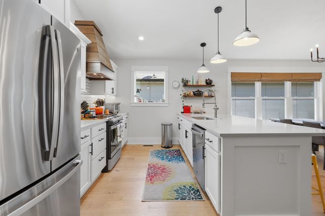 670 Holmes Street, Bettendorf, IA 52772