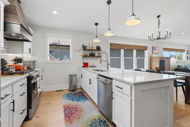 670 Holmes Street, Bettendorf, IA 52772