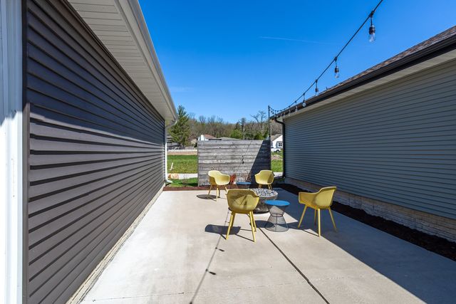 670 Holmes Street, Bettendorf, IA 52772