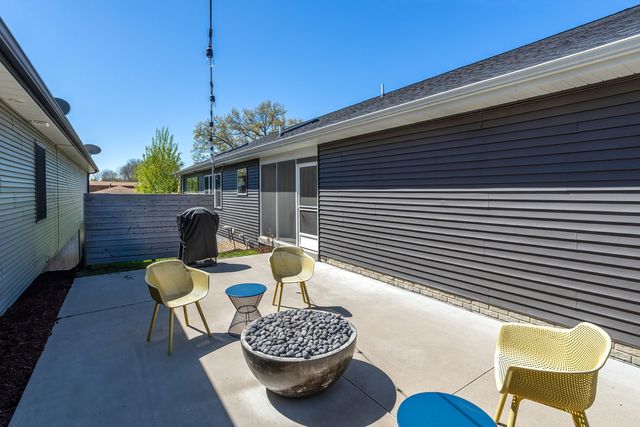 670 Holmes Street, Bettendorf, IA 52772