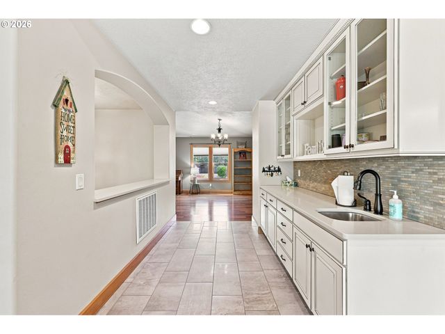 8443 Se ORIENT Dr, Gresham, OR 97080