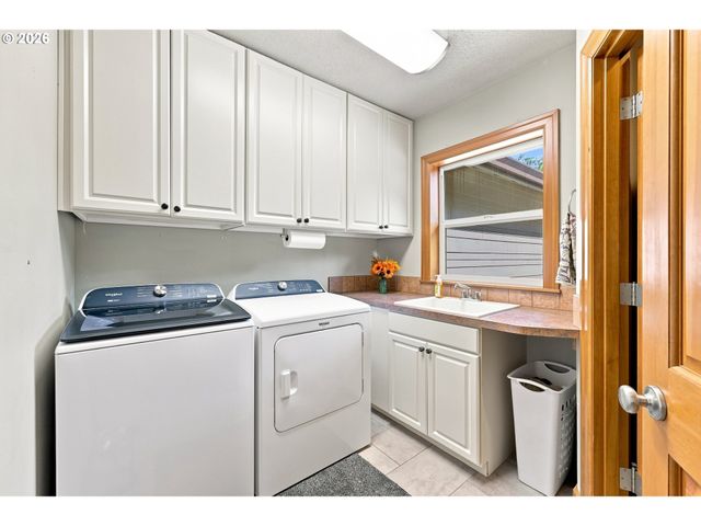 8443 Se ORIENT Dr, Gresham, OR 97080