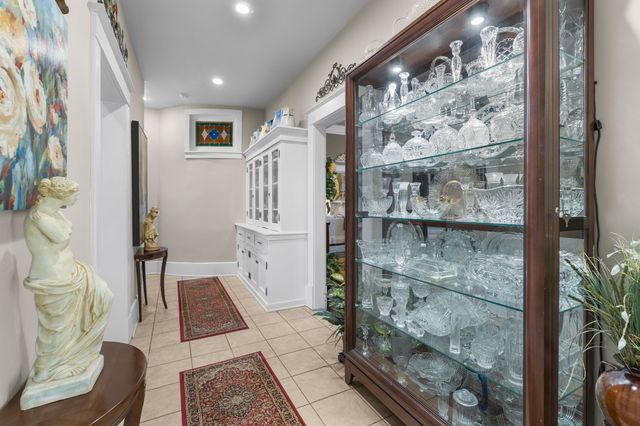 564 E Main St, Jackson, TN 38301