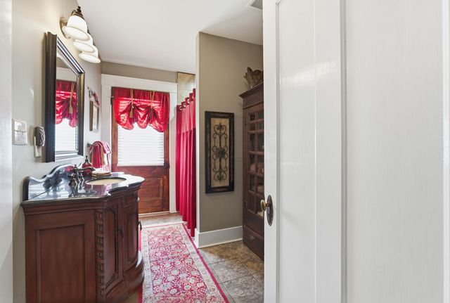 564 E Main St, Jackson, TN 38301