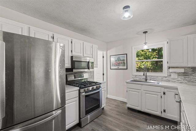 8283 Deer Valley Drive, Alto, MI 49302