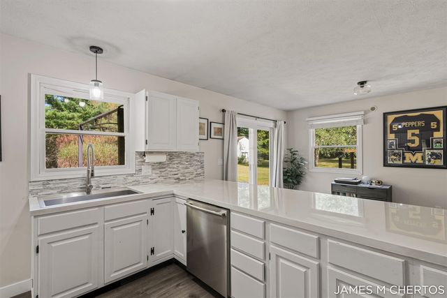 8283 Deer Valley Drive, Alto, MI 49302