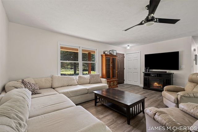 8283 Deer Valley Drive, Alto, MI 49302