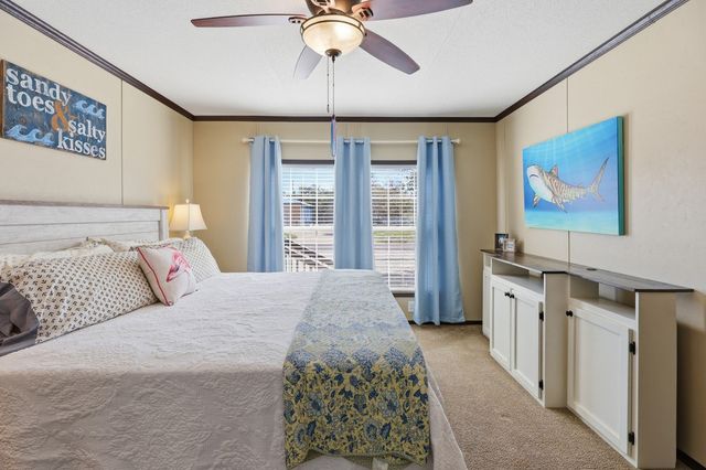 543 Hickory Ave, Rockport, TX 78382