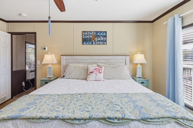 543 Hickory Ave, Rockport, TX 78382