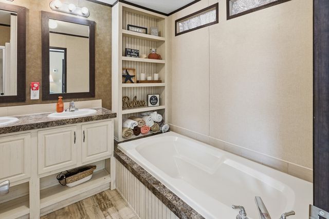 543 Hickory Ave, Rockport, TX 78382