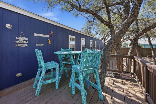 543 Hickory Ave, Rockport, TX 78382