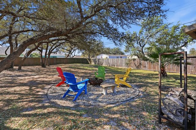 543 Hickory Ave, Rockport, TX 78382