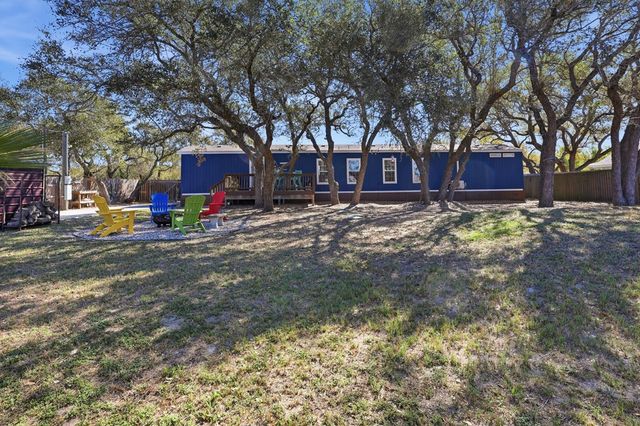 543 Hickory Ave, Rockport, TX 78382