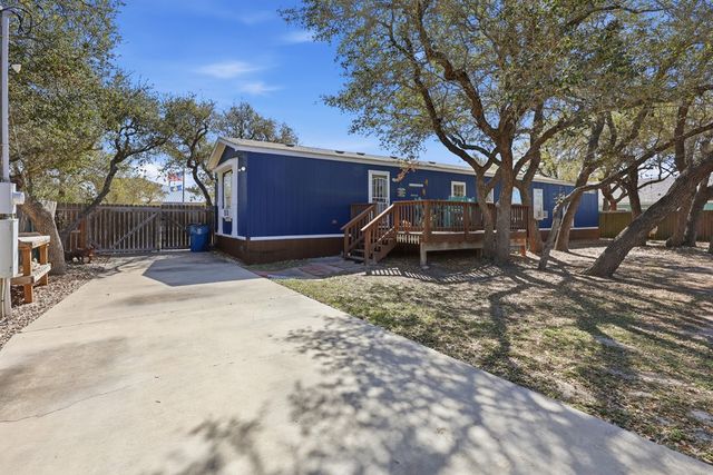 543 Hickory Ave, Rockport, TX 78382