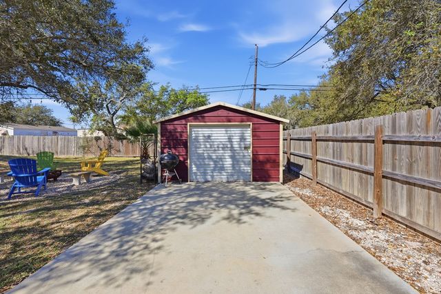 543 Hickory Ave, Rockport, TX 78382