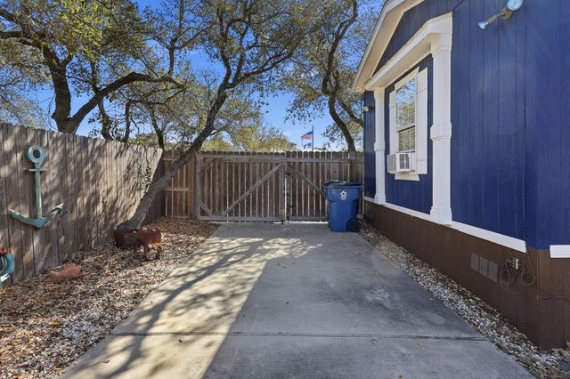 543 Hickory Ave, Rockport, TX 78382