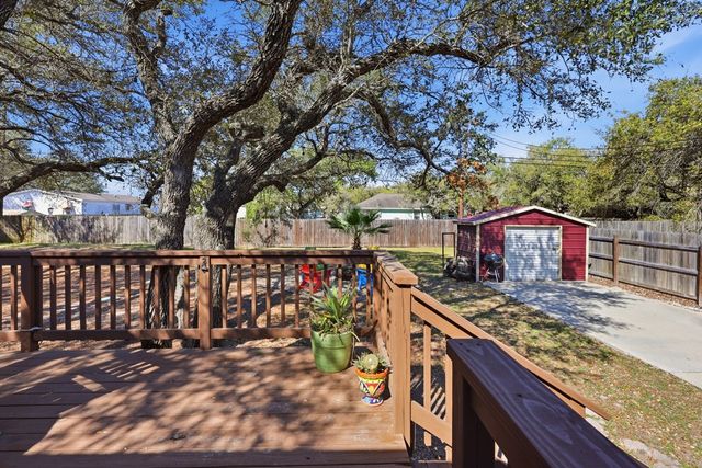 543 Hickory Ave, Rockport, TX 78382