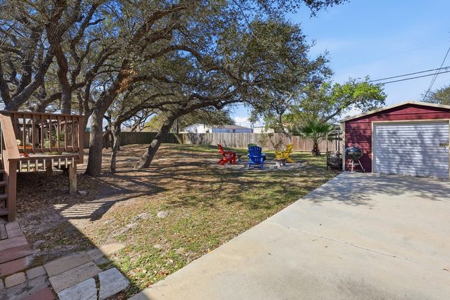 543 Hickory Ave, Rockport, TX 78382