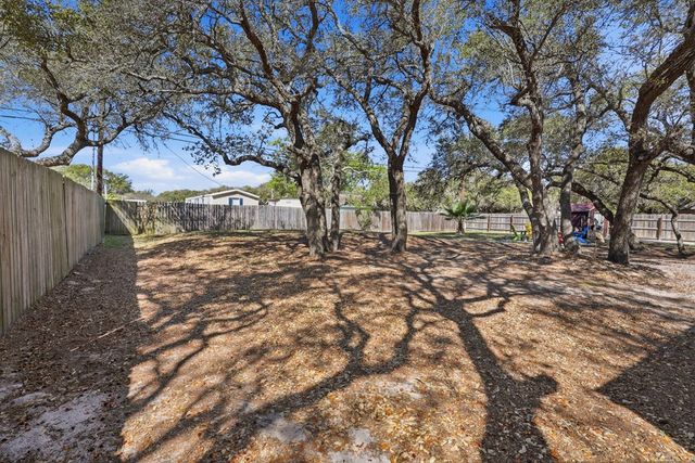 543 Hickory Ave, Rockport, TX 78382