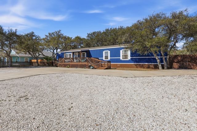543 Hickory Ave, Rockport, TX 78382