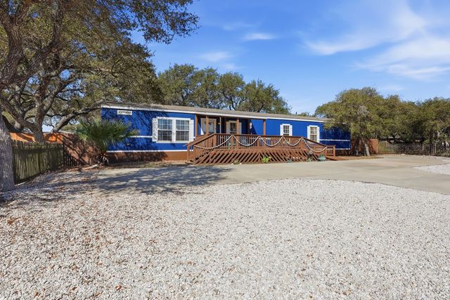 543 Hickory Ave, Rockport, TX 78382